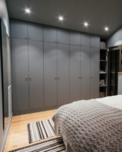 photo de placards gris qui prennent toute la hauteur de plafond d'une chambre moderne