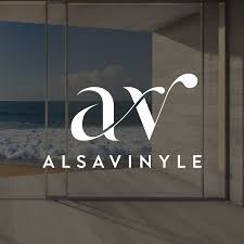 logo de la société alsavinyle, inscrit en blanc sur un fond avec une baie vitrée donnant sur la mer