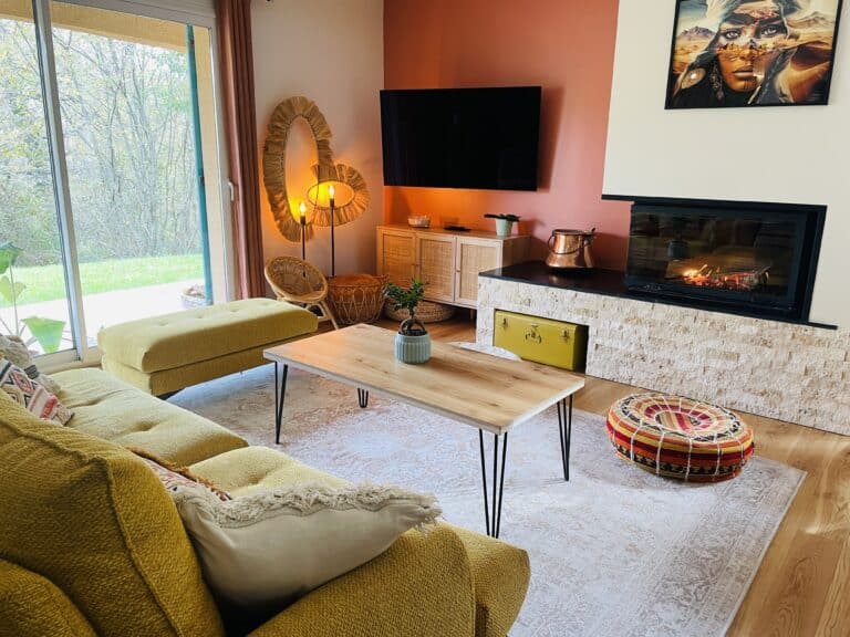 photo d'un salon avec un canapé en tissu vert kaki, un insert dans une cheminée et une table basse en bois